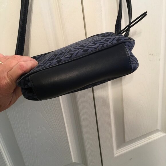 Tommy Hilfiger Jaquard Crossbody Navy Purse NWOT - Picture 6 of 9